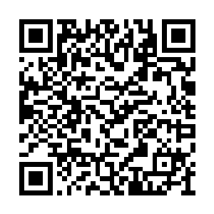 三位红眸黑发的男子面色通红的窜出了山石之中二维码生成