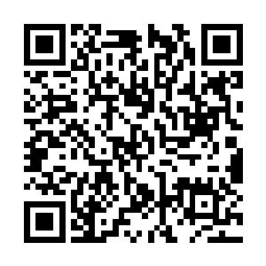 三位美女齐齐用手捂住自己的重点部位尖叫了起来二维码生成