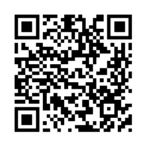 三位镇上的领导已经一个接一个和黄永发握手二维码生成