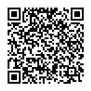 三十六杆阵旗彼此占据一个方位喷出一道白色光柱汇聚成巨大的圆二维码生成