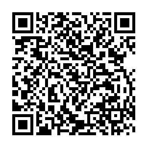 三名技术高管利用会议室的大屏幕给蒂姆・库克讲解着他们对于世子1二维码生成