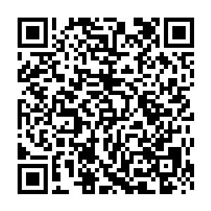 三寸细跟高跟鞋将她的圆柔的脚踝及穿着保暖丝袜的脚背衬得细致纤柔二维码生成