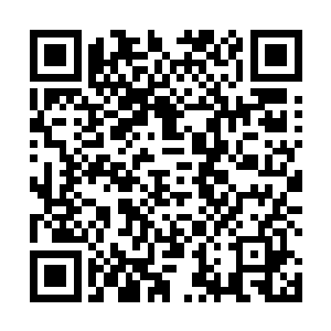 三王爷把玉佩拿过在玉器的底部有白玉斋雕刻师的标记二维码生成