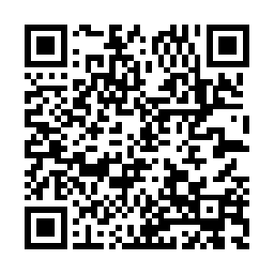 上了斜坡接来下就是几堆废旧的铁架挡住了去路二维码生成