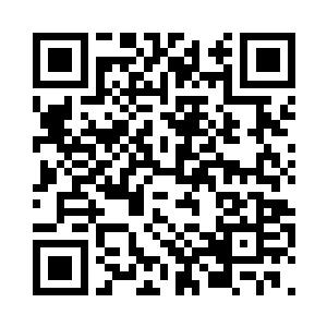 上前将苏凡的左臂环搭在自己肩膀上二维码生成