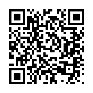 上台信手在旁边的白板上唰唰的手绘二维码生成