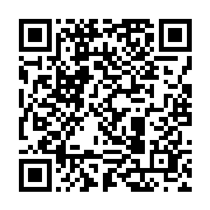 上官钱怔怔地看着焦黑大坑旁的那个恍如战神的少年二维码生成