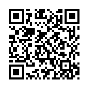 上衣还别着一个代表着研究员身份的金色徽章二维码生成