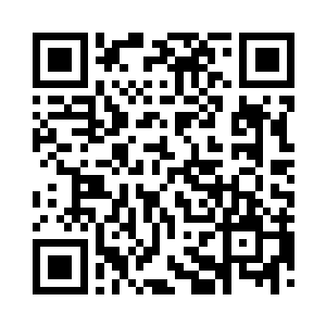 上身穿着一件速干衬衣的中年白人从饭店二维码生成