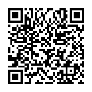 下午时分第一辆卡车在慢吞吞的爬出这边边境口岸二维码生成