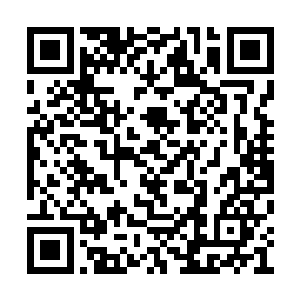 下床坐到男人怀里美滋滋的吃着男人手上的美食二维码生成