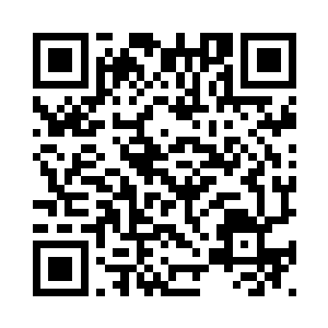 下面穿了一双漏脚趾的绿色高跟鞋二维码生成