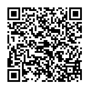 不一会刚刚那些还落在后面的小姐们就乘着自己的法器从自己的头顶飞了过去二维码生成