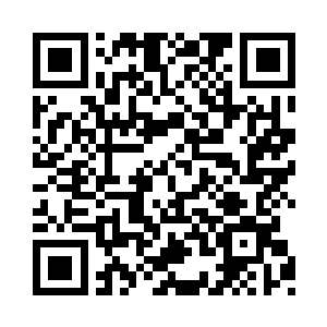 不一会的功夫就被她看到了在人群中的花久久二维码生成