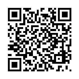 不仅如此在一边他还多雕刻了一个人二维码生成