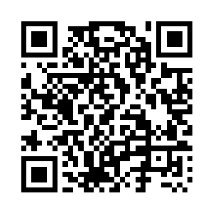 不分男女用手轻挥着面前飞扬而来的尘埃二维码生成