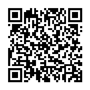 不少年纪稍大的中年人以及老年人聚在一起相视流泪二维码生成