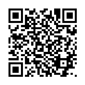 不由地瞥了一眼站在他身边的中年人二维码生成