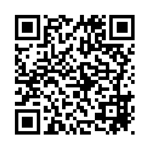 不由自主地把目光锁定在了他身上二维码生成