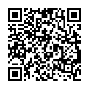 不着痕迹的把一个挂在自己身上的火辣女人给推开了二维码生成