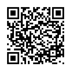 不知是谁撑了一把黄色的油伞走进门二维码生成