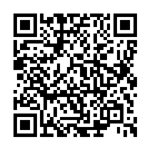 不能自由移动的老祭祀和睿拿着石杵将药材磨碎二维码生成