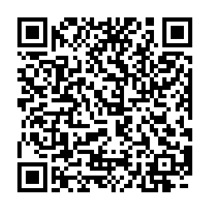 不过很快龙傲天的目光也是定格在了这些法宝中间的三件法宝上面二维码生成