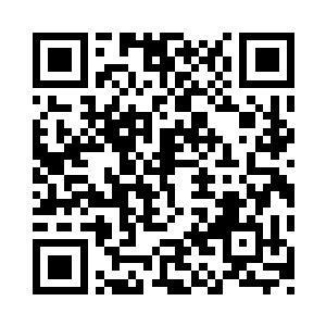 不过有三个人脸上的表情跟其他人不一样二维码生成