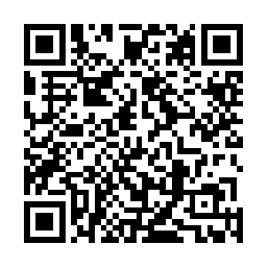 不过这个人头上戴着一顶大檐的棒球帽脸上还卡着大墨镜二维码生成