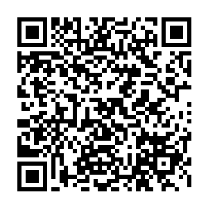 不过这亿星电影院的门口还是有很多年轻时髦的情侣们搂在一起排着队买着票二维码生成