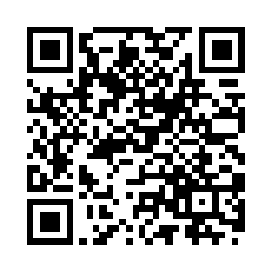 不过这时候小秋看到了雅文挽着我的手二维码生成