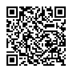不远处的街道上有一些人正在往我和雅文这边看二维码生成