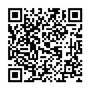 不远处突然有一对男女面带端着酒杯面带惊喜地朝他们这边走来二维码生成