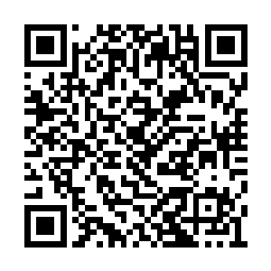 与此同时屋子里面的人全都向夏天他们两个走去二维码生成