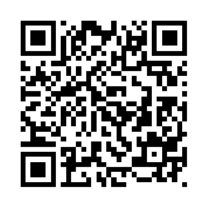 东倒西歪矗立在地面上的青铜巨柱二维码生成