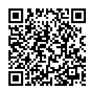 东方少奇在酒吧之中一边拿着酒杯一边对着跟前的小姐说道二维码生成