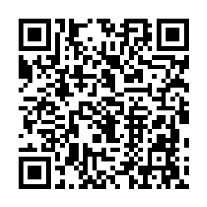 东海龙王将手中大刀对着黑色云雾笼罩的敖天大军大喝道二维码生成