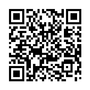 两个人很熟练地配合着剪出了一个很大的窟窿二维码生成