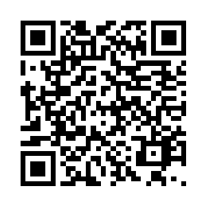 两个人恼羞成怒的捶打着对方的身躯二维码生成