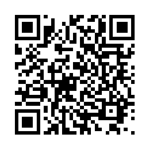 两个人扭在了一块在空中不断的翻腾二维码生成