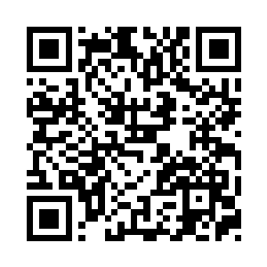 两个人站在边上已经开始谈论起育儿指南二维码生成