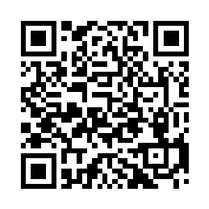 两个十八岁左右的小女生也在讨论相关的话题二维码生成