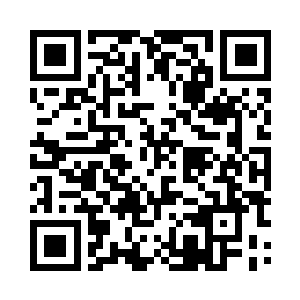 两个同样年轻俊朗的年轻人并肩坐在后排二维码生成