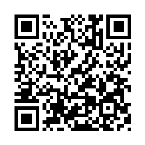 两个大鼻子的武装军人将众人在车上接了下来二维码生成