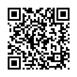 两个头戴斗笠的女子也在低声讨论着二维码生成