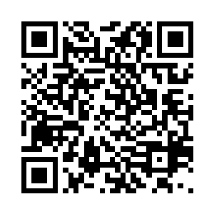 两个女人在中央神塔忙前忙后的建设二维码生成