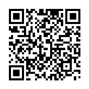 两个姑娘一听直接就骑上了栏杆准备翻下来二维码生成