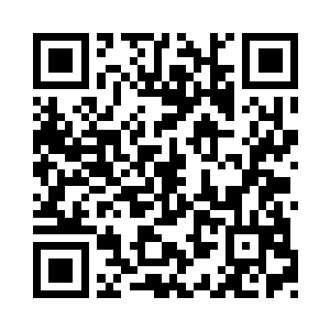 两个孩子正头靠着头捧着一本画册坐在一起二维码生成