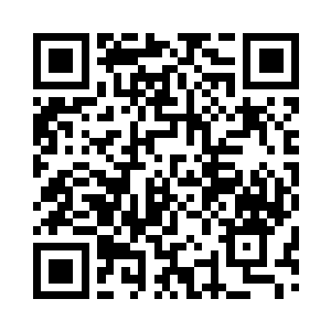 两个小脑袋凑在一起叽叽喳喳了几句悄悄话二维码生成