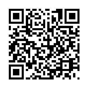 两个年轻人开着充满了科幻感的雷暴战车二维码生成